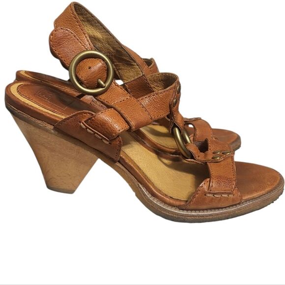 Frye by Anthropologie Mandy T-Strap Leather Sandals in Cognac Brown, Size 6 - Picture 4 of 13